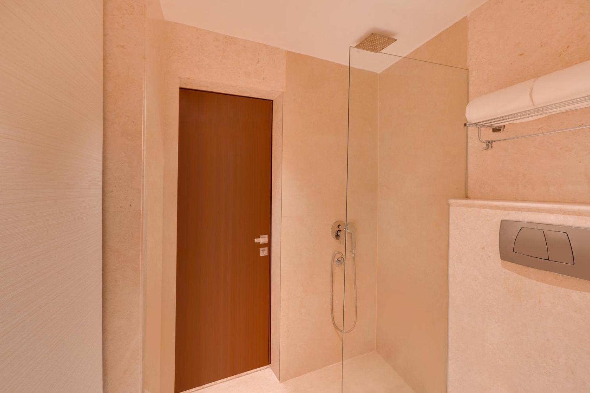 Lemon Tree Hotel, Noida Extérieur photo